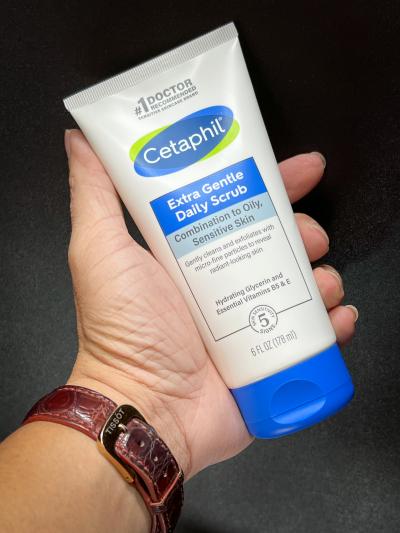 Sữa rửa mặt Cetaphil Extra Gentle Daily Scrub (178ml)   có chứa các hạt siêu nhỏ dễ dàng len lỏi sâu vào tận các lỗ chân lông nhẹ nhàng loại bỏ bụi bẩn, dầu và tạp chất giúp cho làn da khô